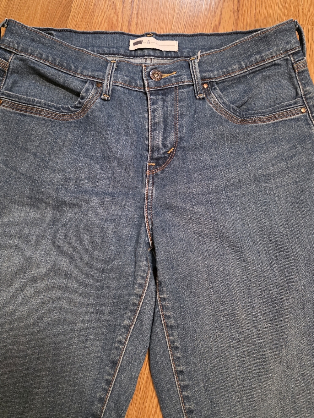 Levi's Capris Denim Jeans Women's Blue Cuffed Logo Size 6 - Picture 3 of 12